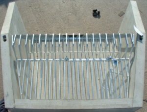Cranked grating with access hatch and ladder